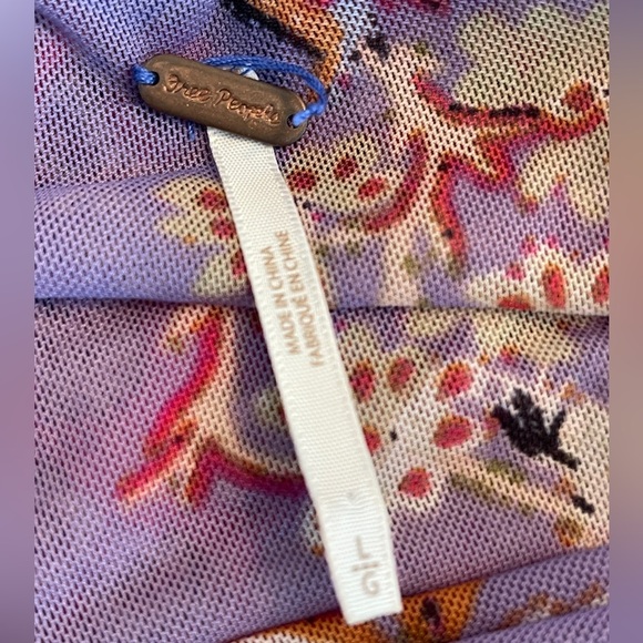 Free People Havana Blue Floral Print
Sleeveless Surplice top, sz large - Picture 7 of 8